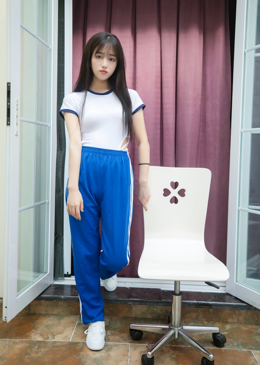 清纯的小少女,而且还是00后哦!