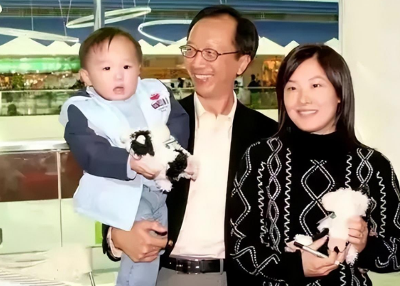 跳水皇后伏明霞现状如下:丈夫71岁身价百亿,女儿20岁亭亭玉立