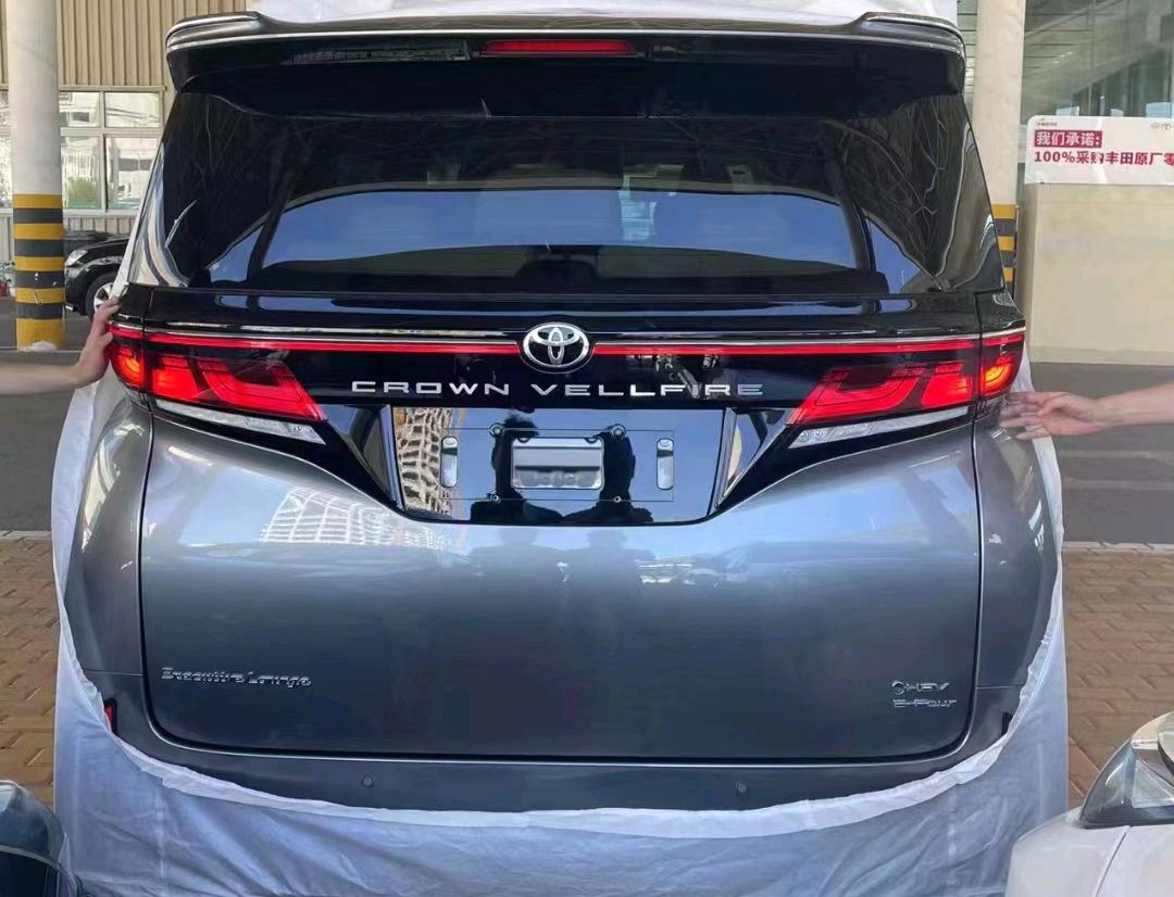 丰田crown威尔法即将登场,或售88万,灯光效果曝光,又要加价吗