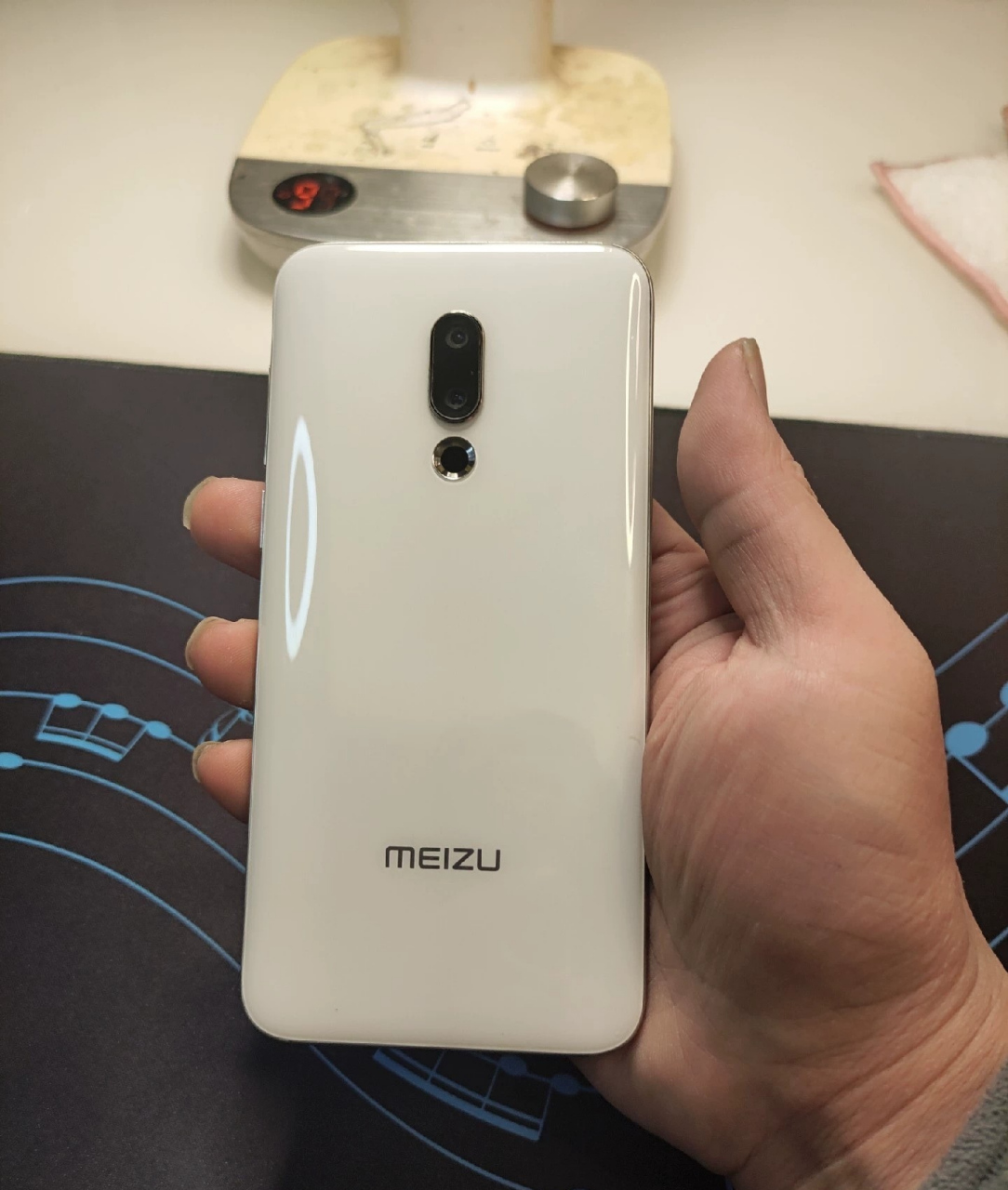 魅族16th 6 128作为我的备用机,还是喜欢他的颜值,纯白色的机身目前市