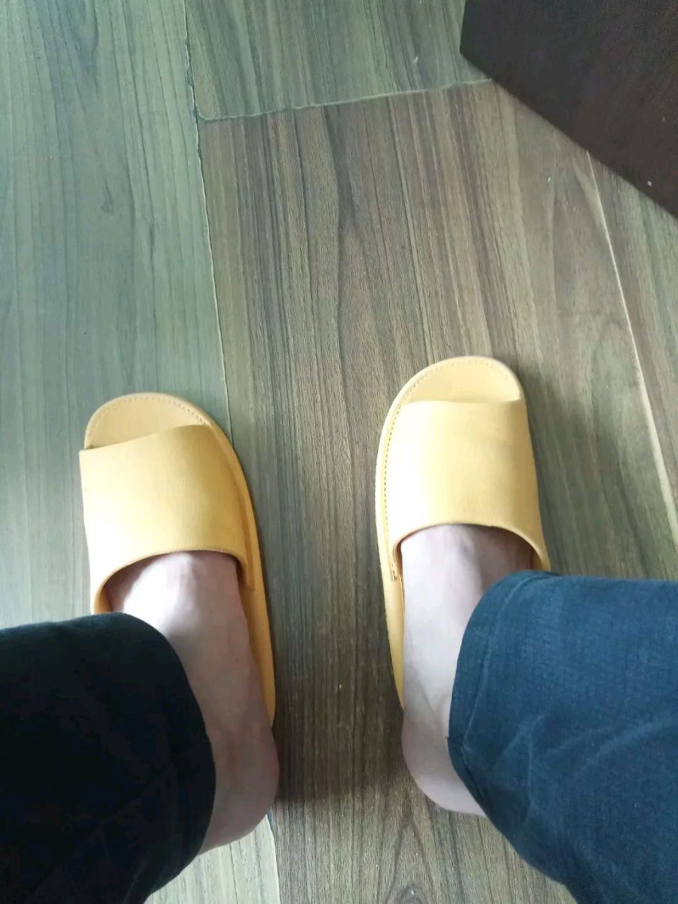 网上买了双拖鞋,发现两只都是反的,怎么办[打脸][打脸][打脸]