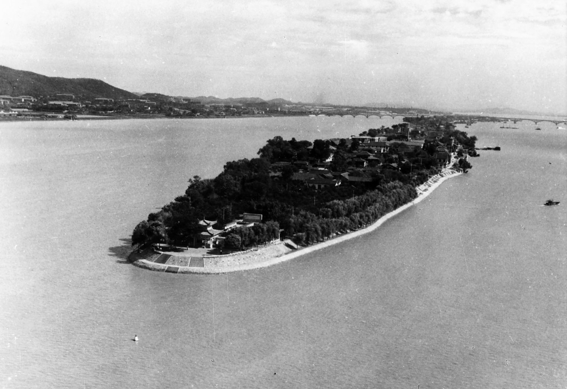 【长沙老照片】70-80年代的橘子洲头 能看到橘洲公园和洲上的老房子