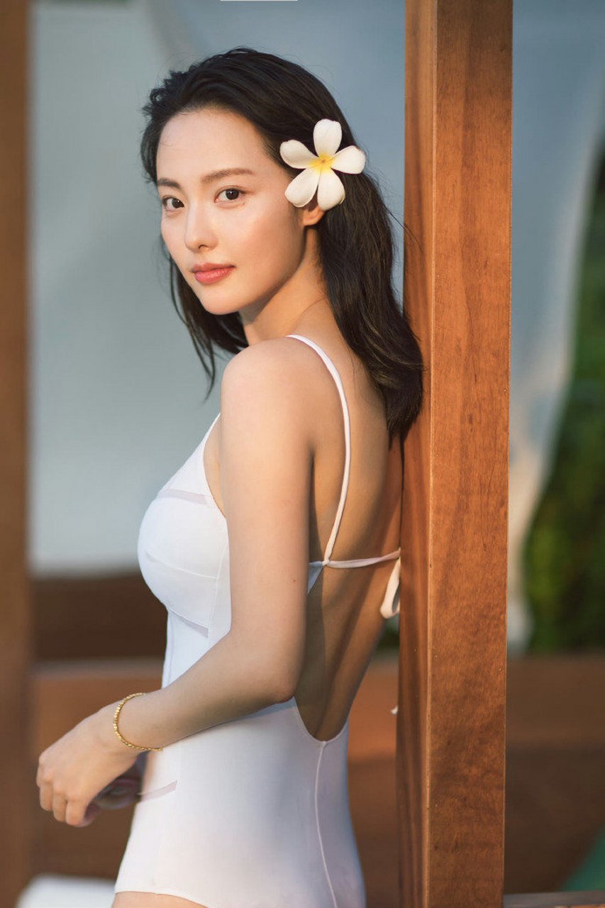 张嘉倪穿紧身泳衣大秀丰满曲线,转身美背太惹眼  张嘉倪身穿一件黑色
