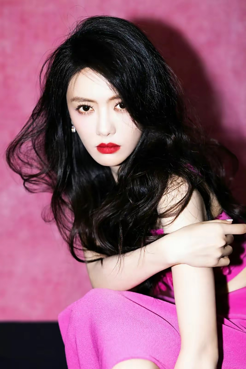 美女蔡文静,粉红吊带抹胸裙,烈焰红唇,太惊艳.