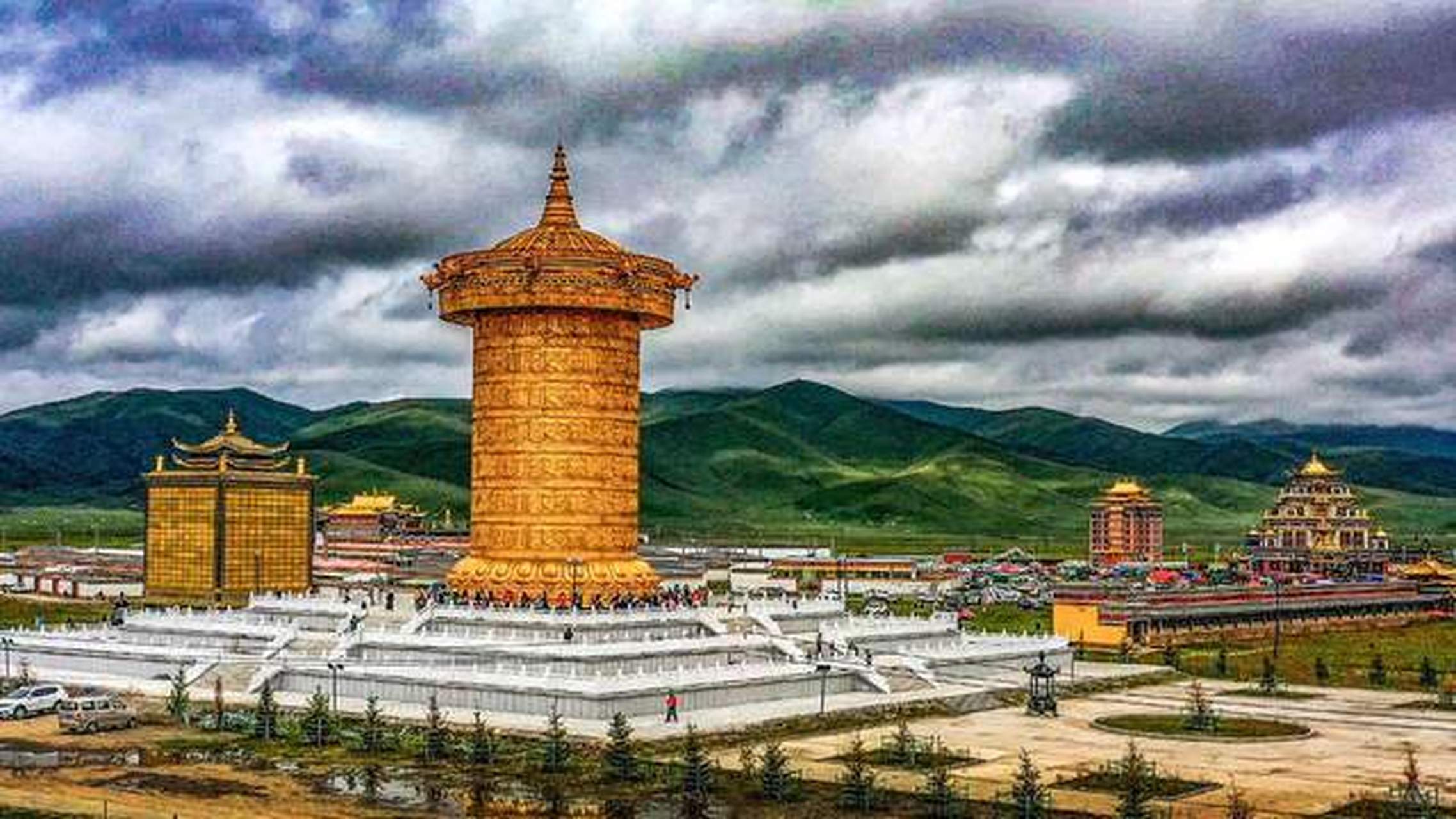 甘南玛曲娘玛寺大藏经转经筒,高约50米,重量约300