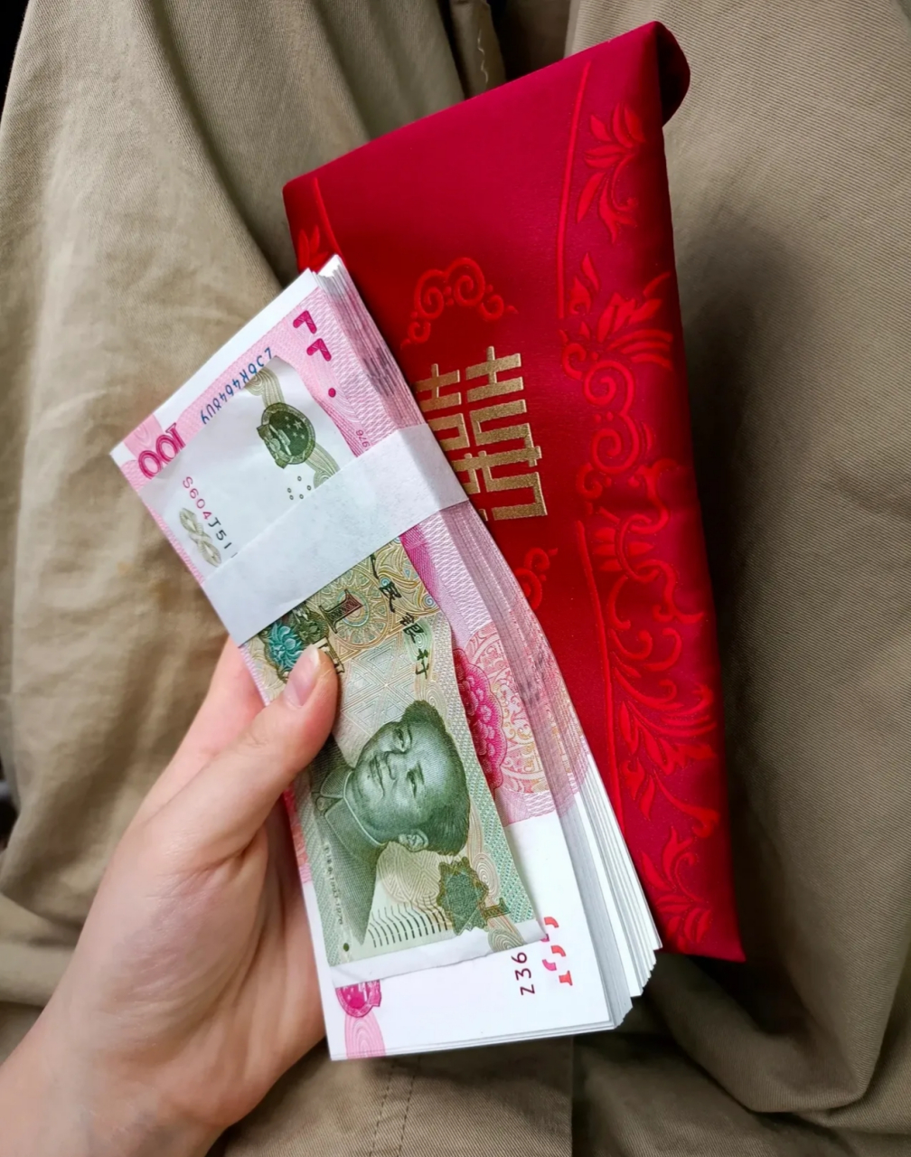 表妹说她不想要这个红包,她觉得太多了,不好意思拿.