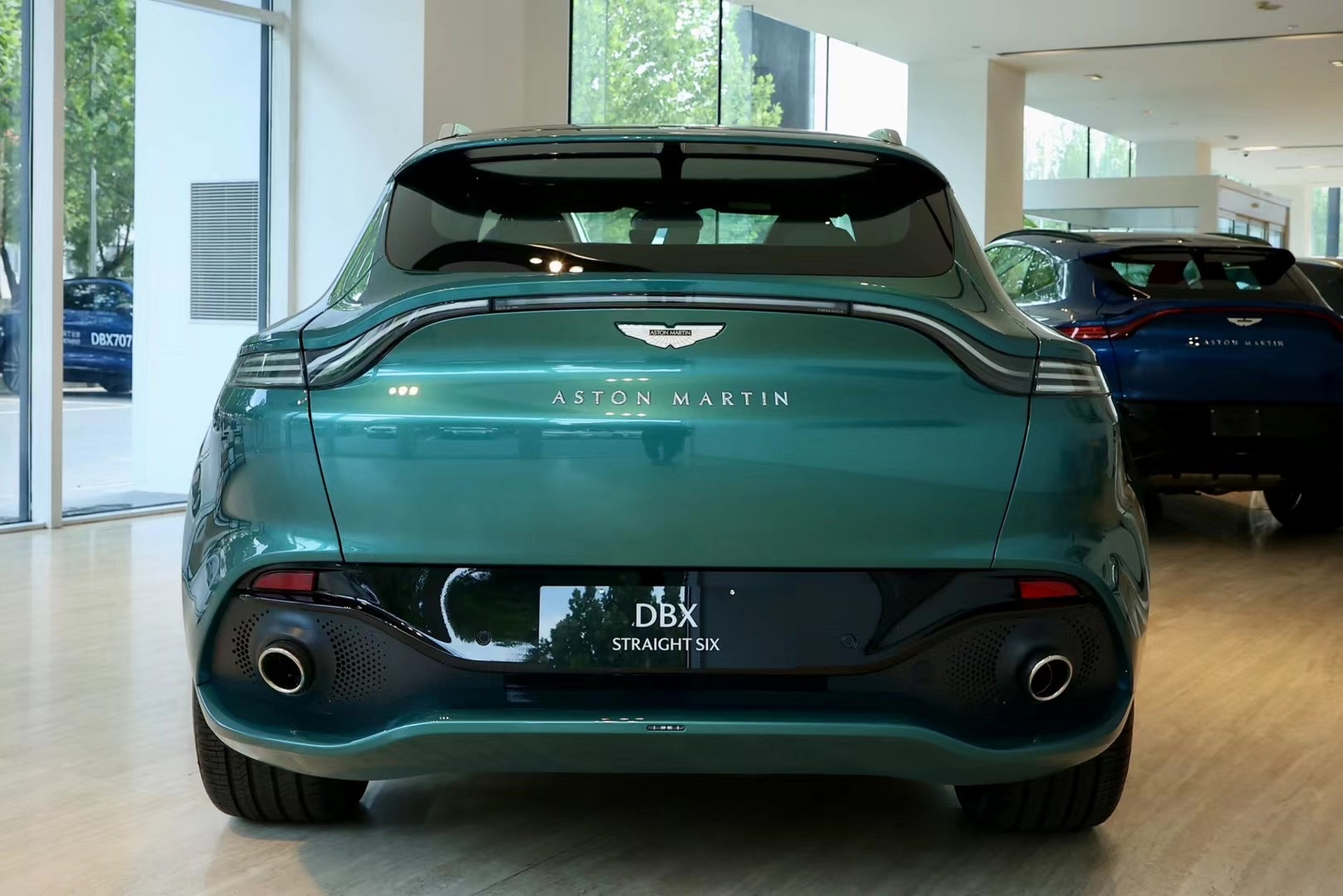 阿斯顿马丁dbx越野