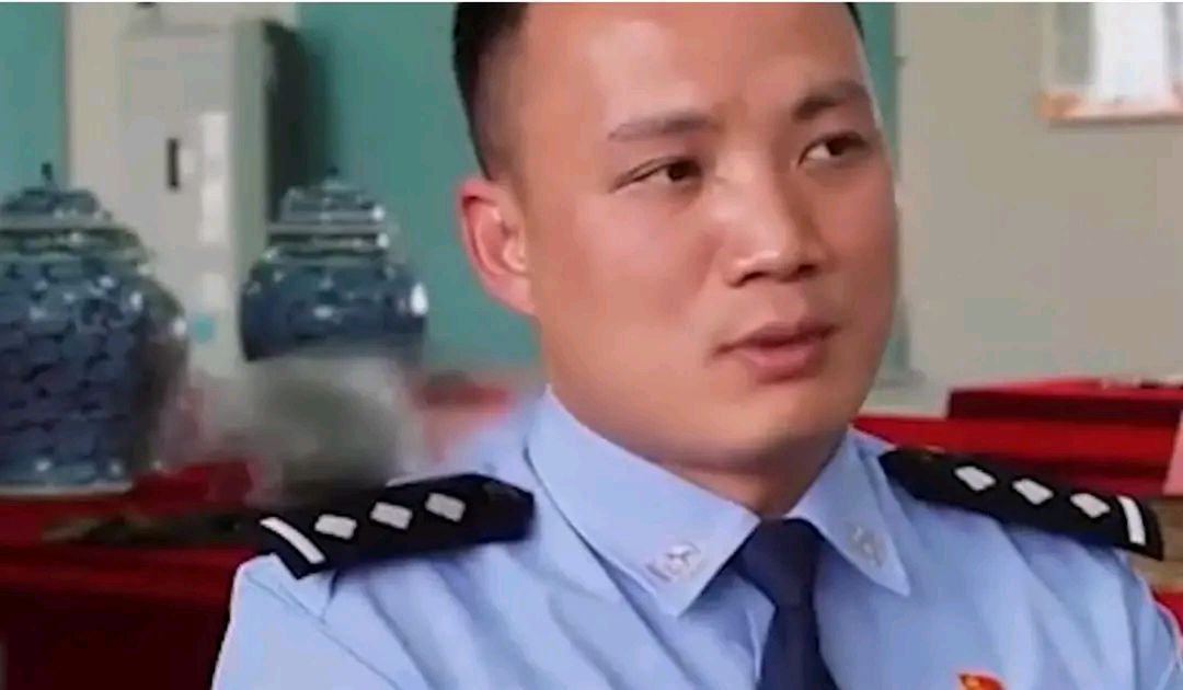 太猖狂!盗墓贼穿盗来的龙袍拍照炫耀,警方顺藤摸瓜,一网打尽!