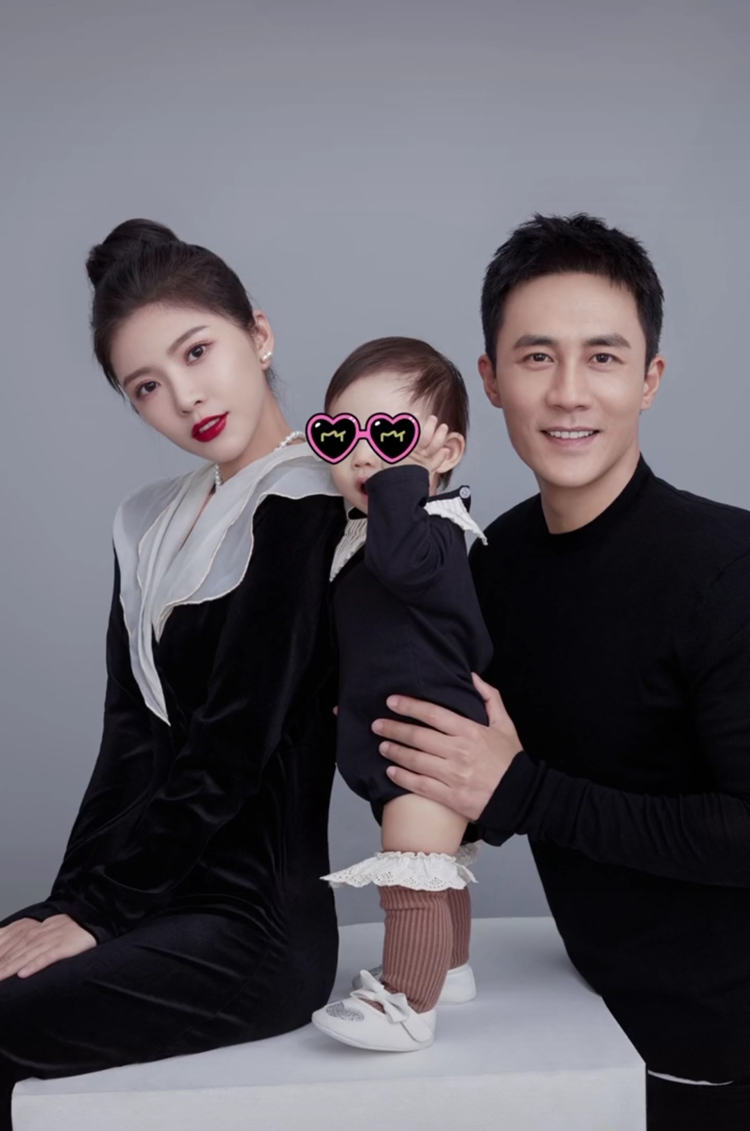 杜淳晒一家三口合照,老婆王灿太抢眼,被赞比女明星还漂亮的女人