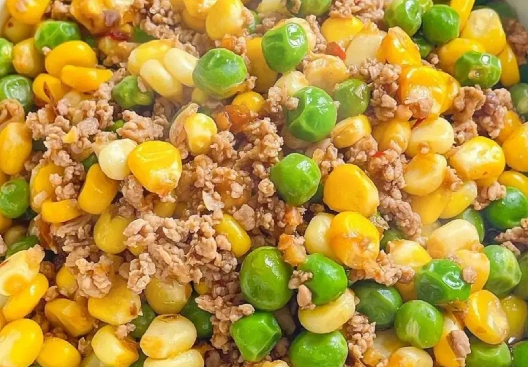 我的美食分享#  豌豆玉米炒肉末  准备食材:豌豆,玉米粒,猪肉,豆瓣酱