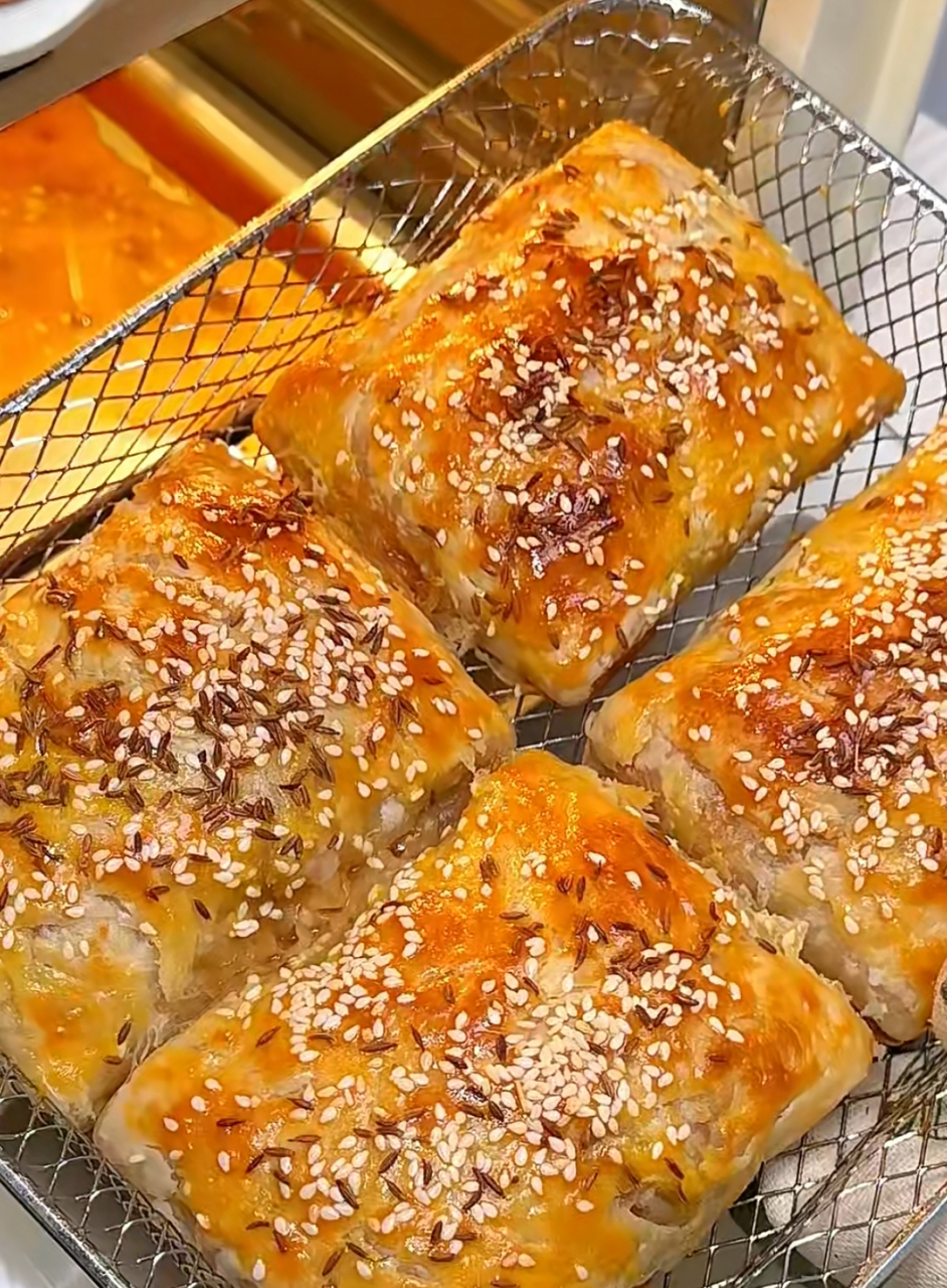 新疆烤包子,酥脆的表皮技术难度最低,不用和面,手抓饼搞定!