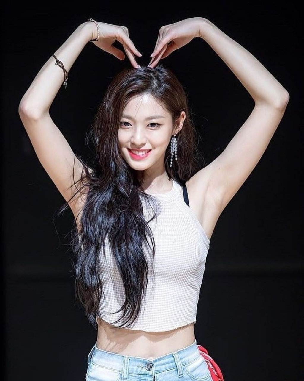 金雪炫# 背心牛仔短裤,清爽怡人