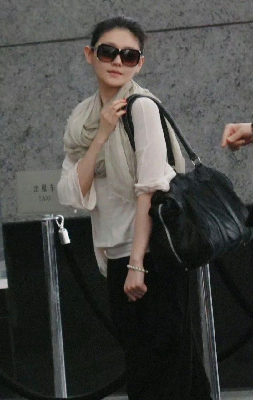 大s在机场的照片,看起来状态不错,现在工作量也少了,都是吃喝玩乐.