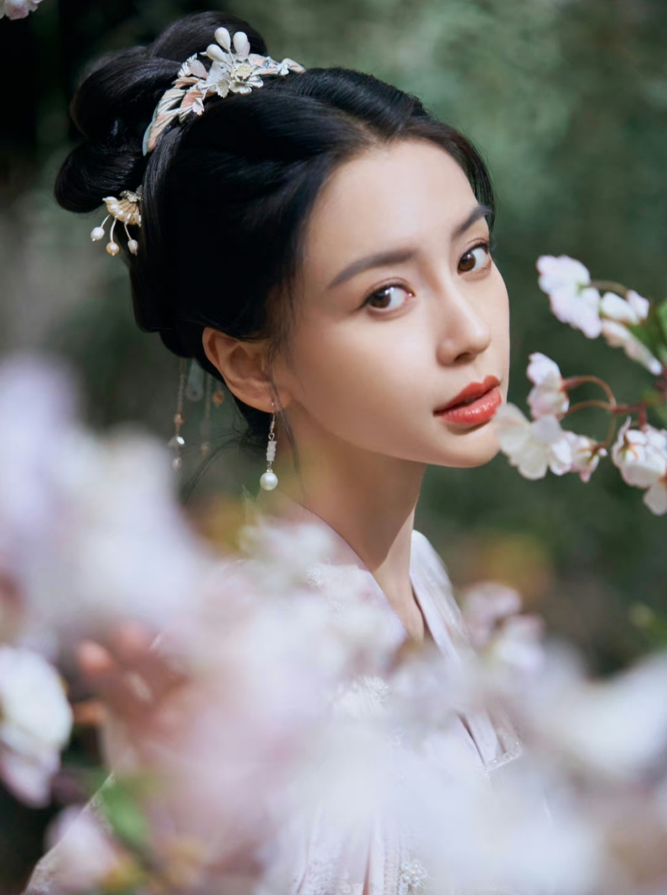 杨颖angelababy晒古装剧照,唯美的画面感让人很期待播出效果.