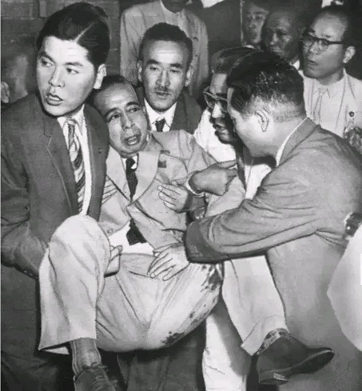 1960年,日本首相岸信介被刺杀时现场拍下的一张老照片.