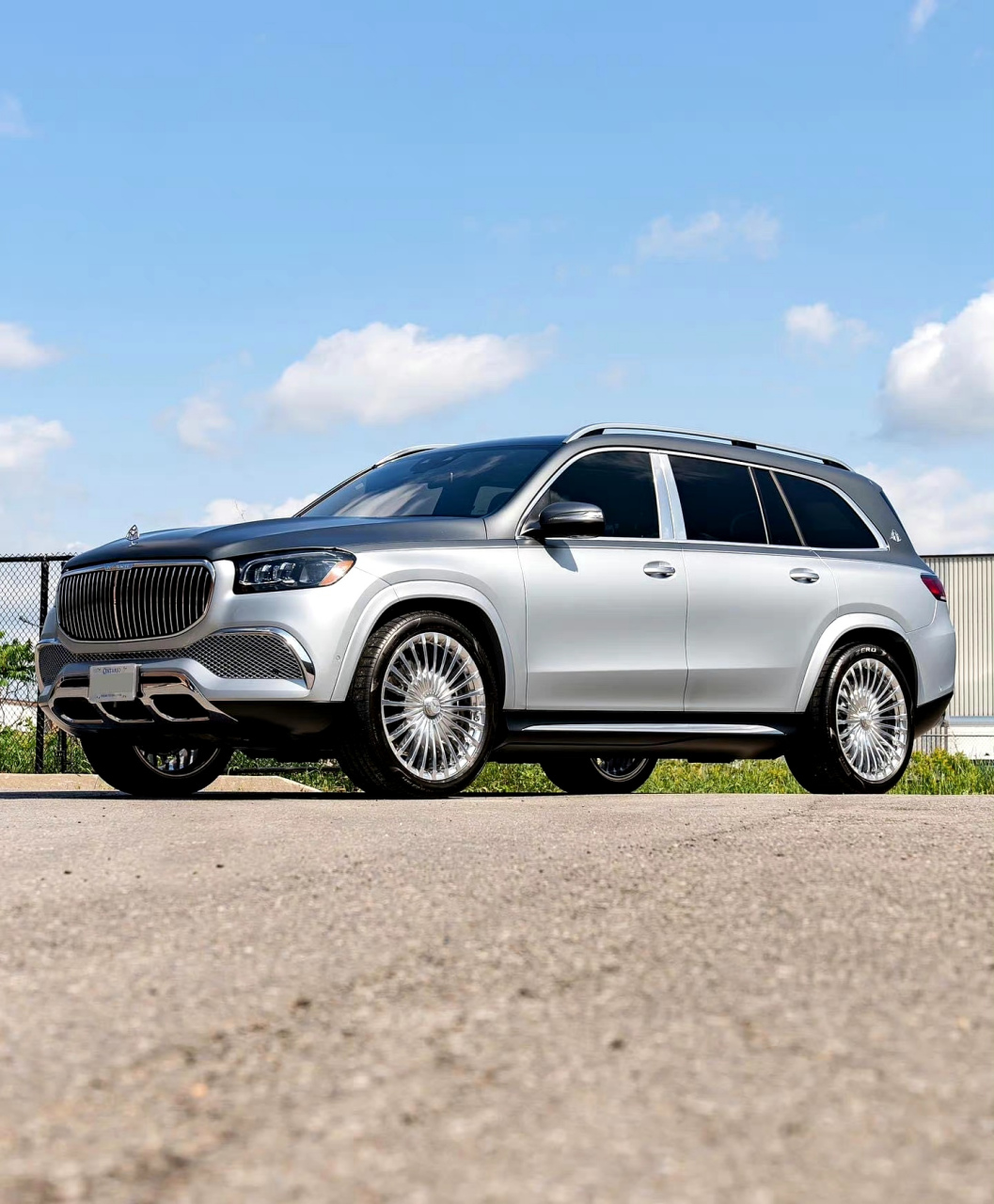 有点好看 银灰双色 迈巴赫gls 676767祝各位大佬早日喜提座驾!