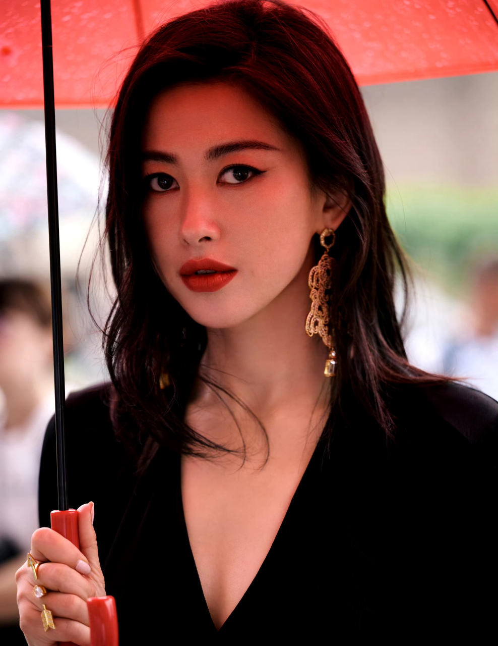 朱珠真的是很有魅力的女人,连女人看到她都想多看几眼,风情万种!