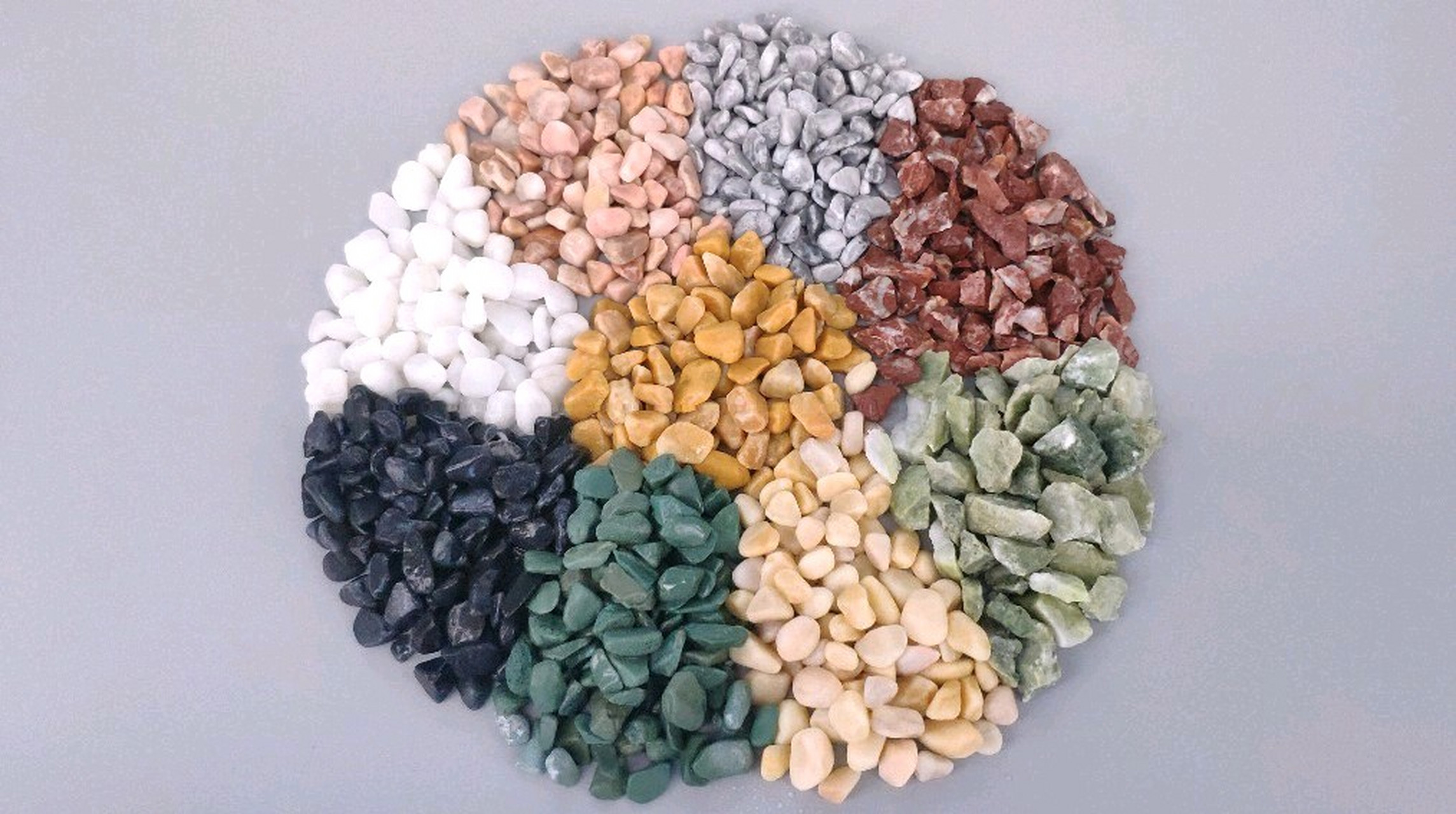 胶粘石施工中彩色石子的选择 材料选择-胶粘石石子: 要选择经过打磨