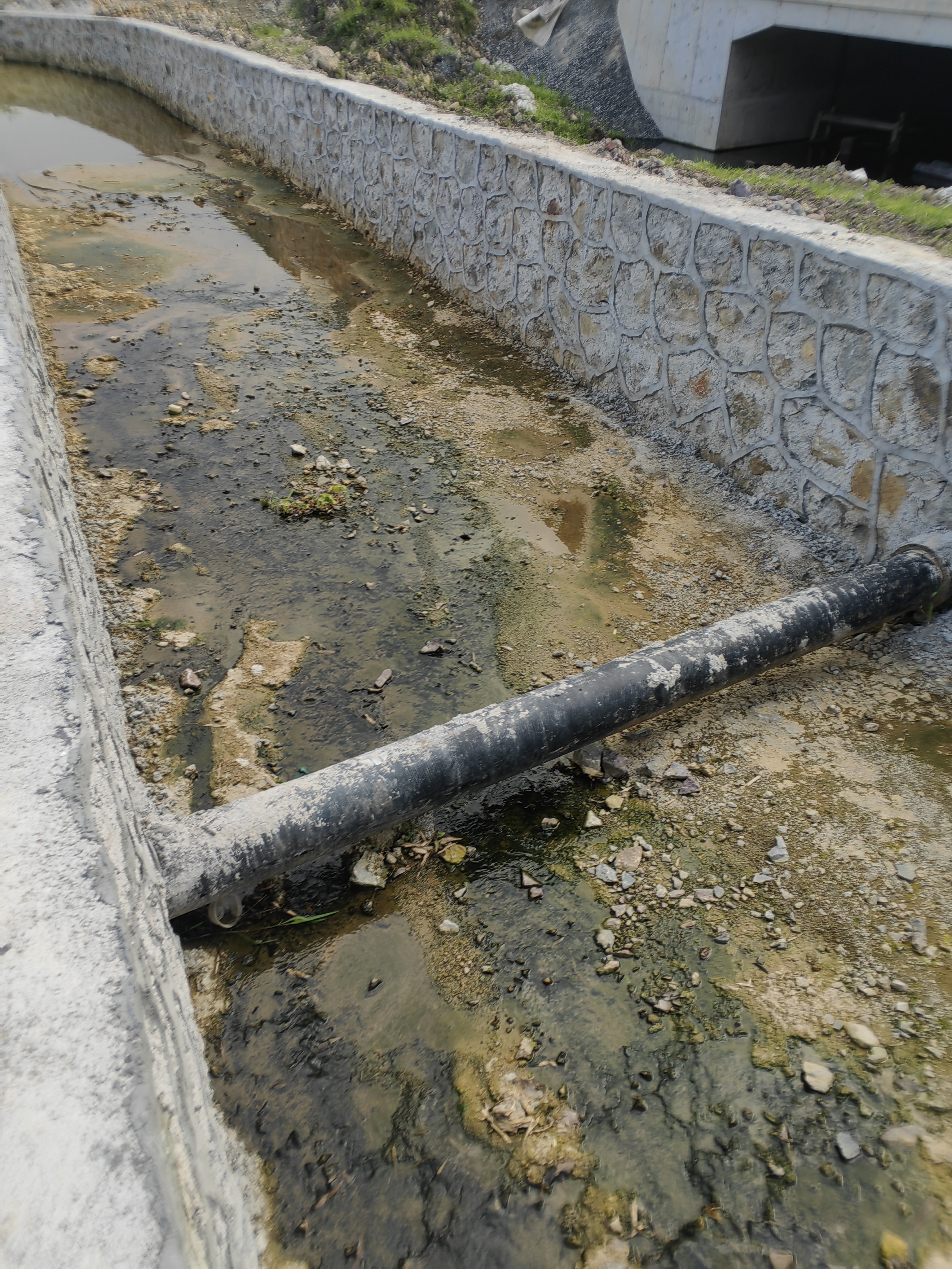 乡村公路排水沟图片