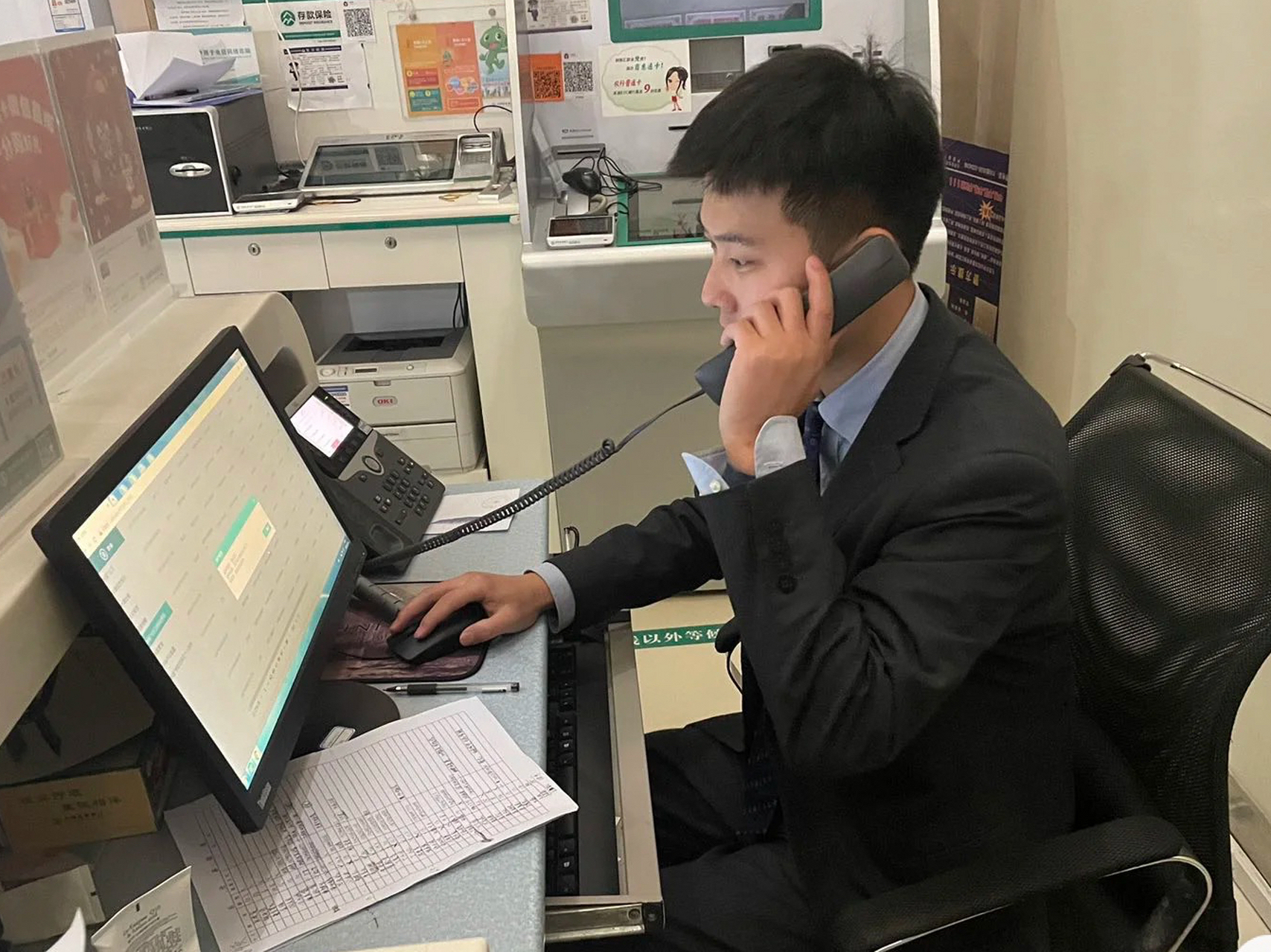 侄子是211大学毕业,经济学专业,他拒绝了一家国企去了银行工作,每月