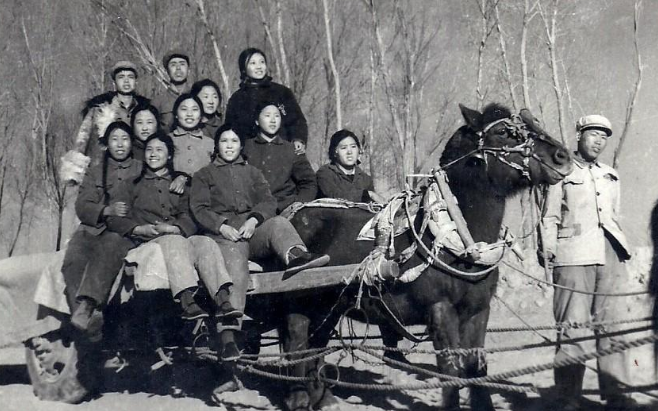 70年代女知青农村旧照,最后一张照片颜值秒杀当今很多女明星