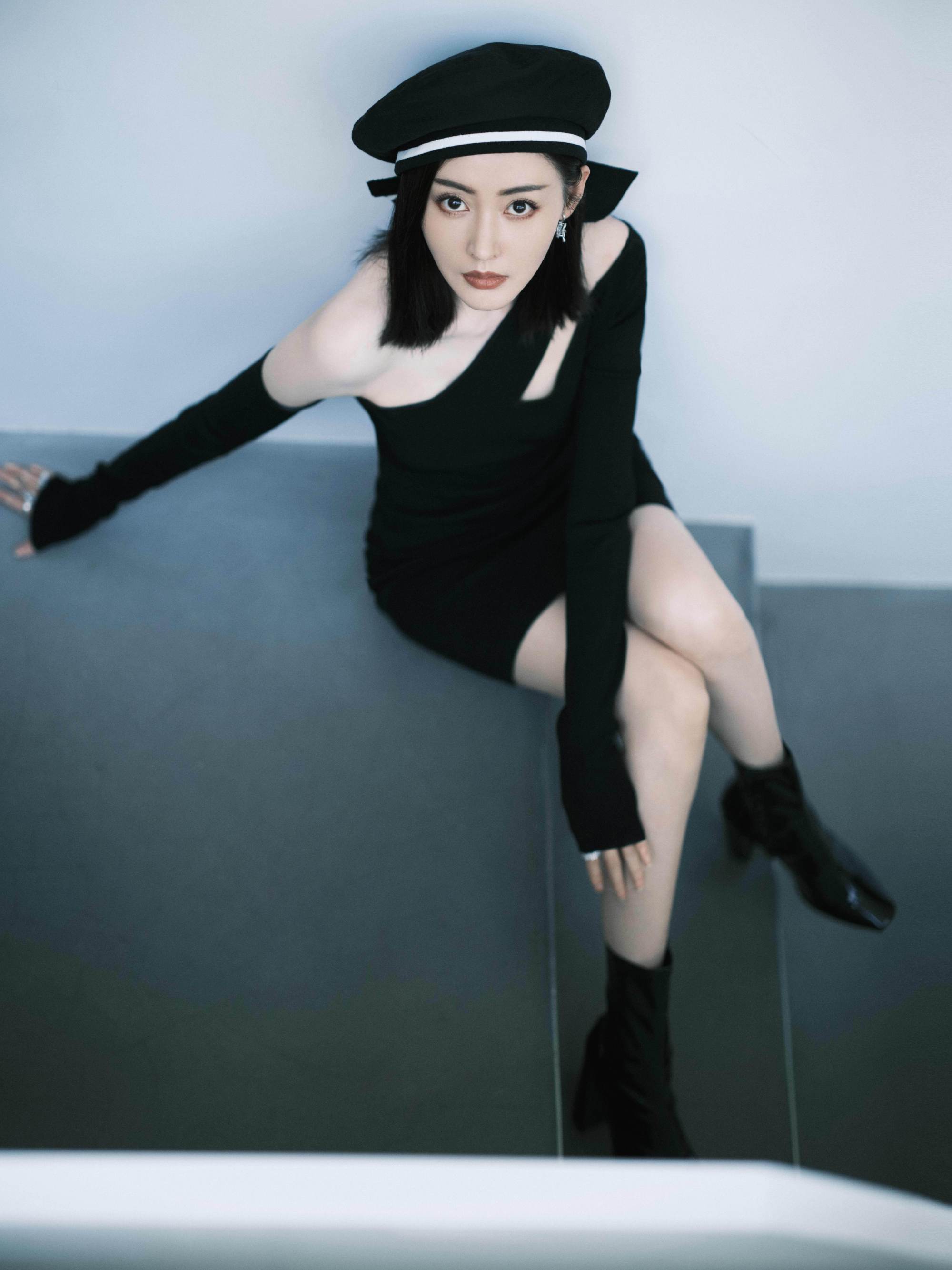 张天爱的抹胸裙写真,太性感了,有没有惊艳到你呢