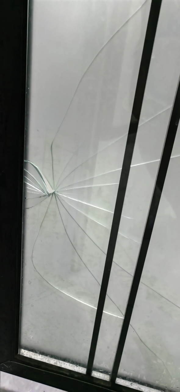 我自己心里过意不去,这是在农村,换玻璃需要到镇上找,比较麻烦.