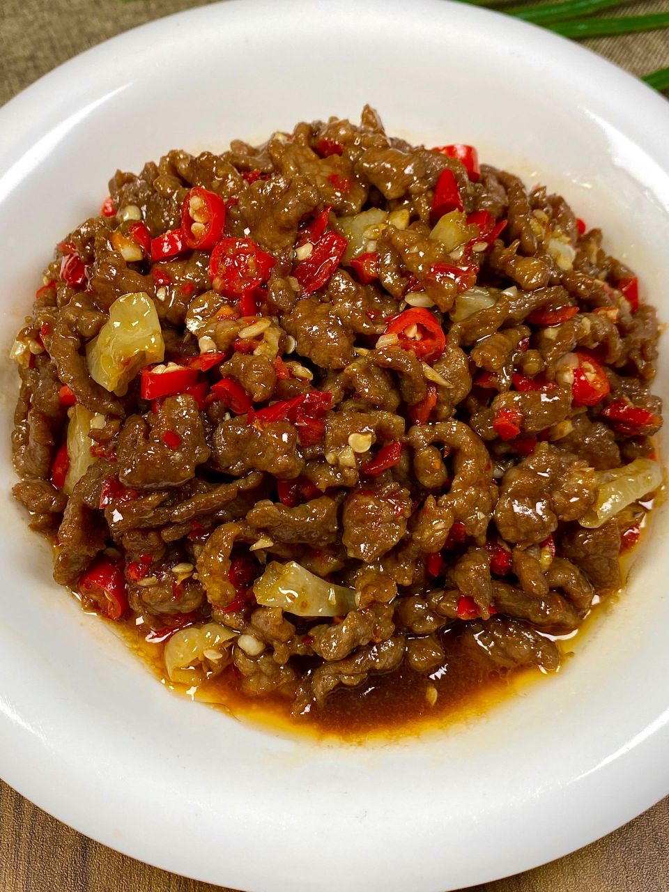 牛肉嫩滑入味 	 🥗食材:牛肉,小米辣,泡椒蒜末,辣椒 ✅做法: 1