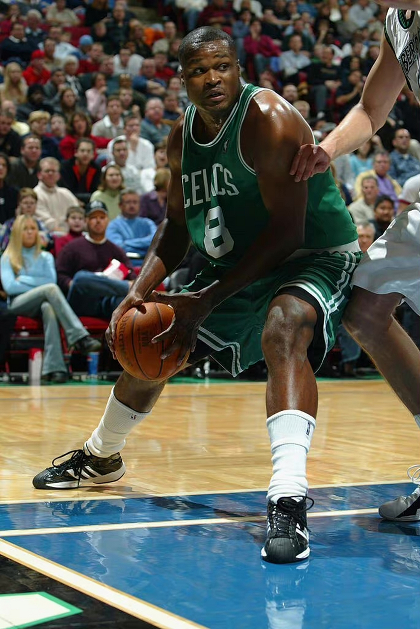 安东尼·沃克上脚adidas pro model 2g