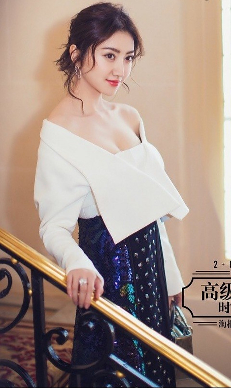 景甜白色深v抹胸礼服,身材完美无瑕#娱乐最前沿# #明星生图大赏