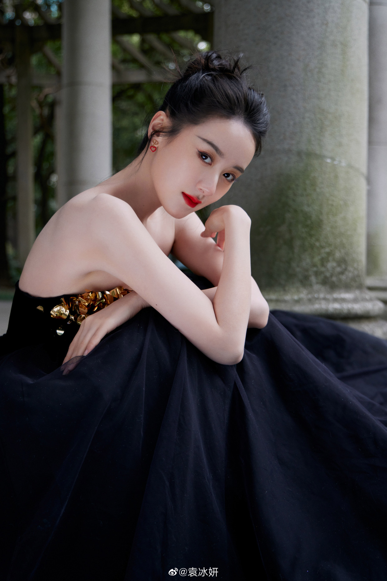 袁冰妍写真,一袭刺绣繁花抹胸裙,香肩玉臂,温柔优雅