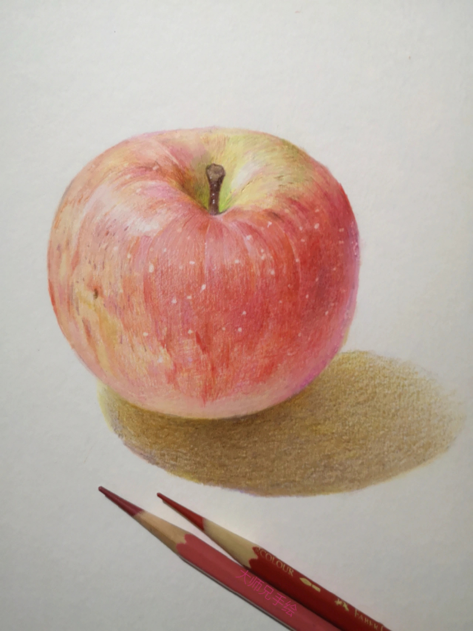 素描苹果看腻了,来看一下彩铅苹果吧,步骤跟素描一样,刻画塑造的时候
