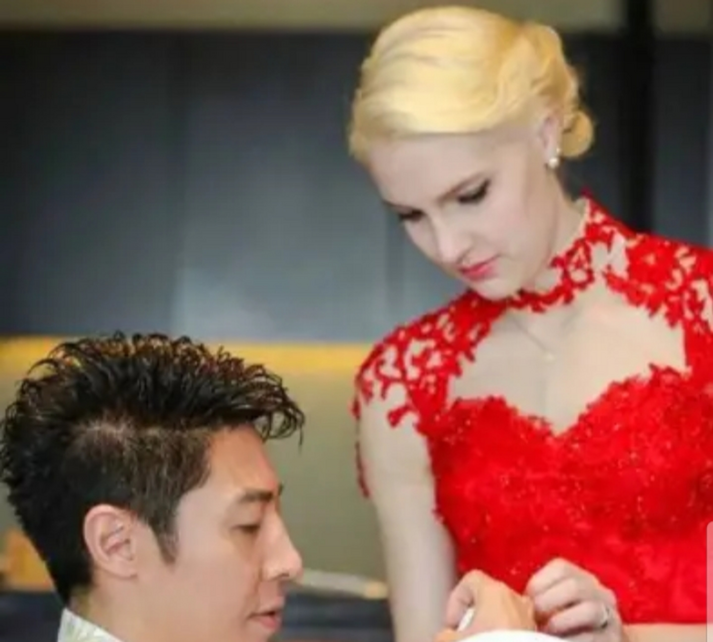 当年,撒贝宁和国际巨星分手后,娶了加拿大妻子李白,有一次,两人吵架了