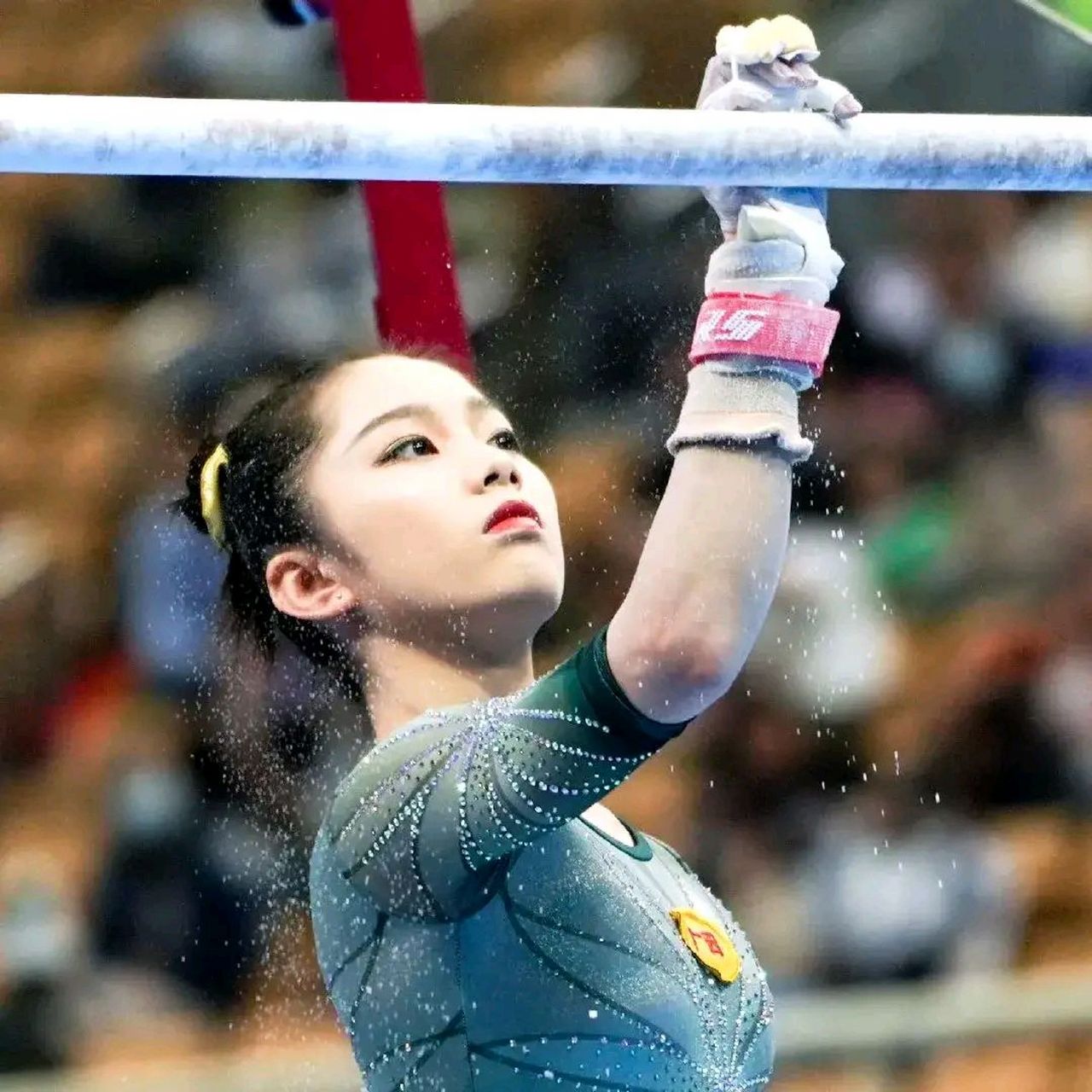 美国体操女王西蒙拜尔斯成功复出,这让中国女子体操队面临着更大的