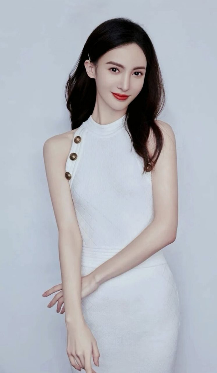 金晨为了饰演荷官,专门去不少网站观摩学习,她还和同事跑去国外赌场