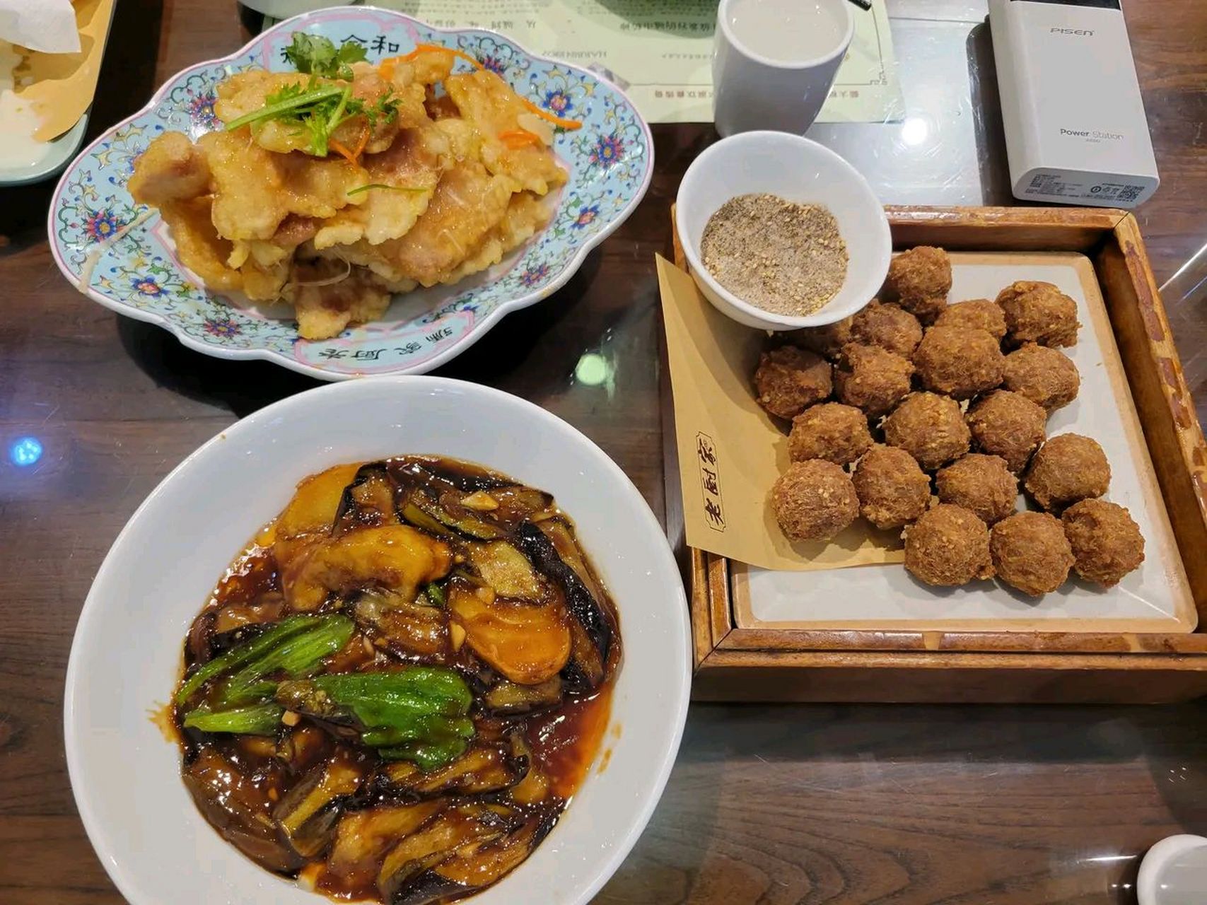 在哈尔滨饭店吃饭,发现一个很普遍的现象,那就是绝大多数堂食顾客用餐