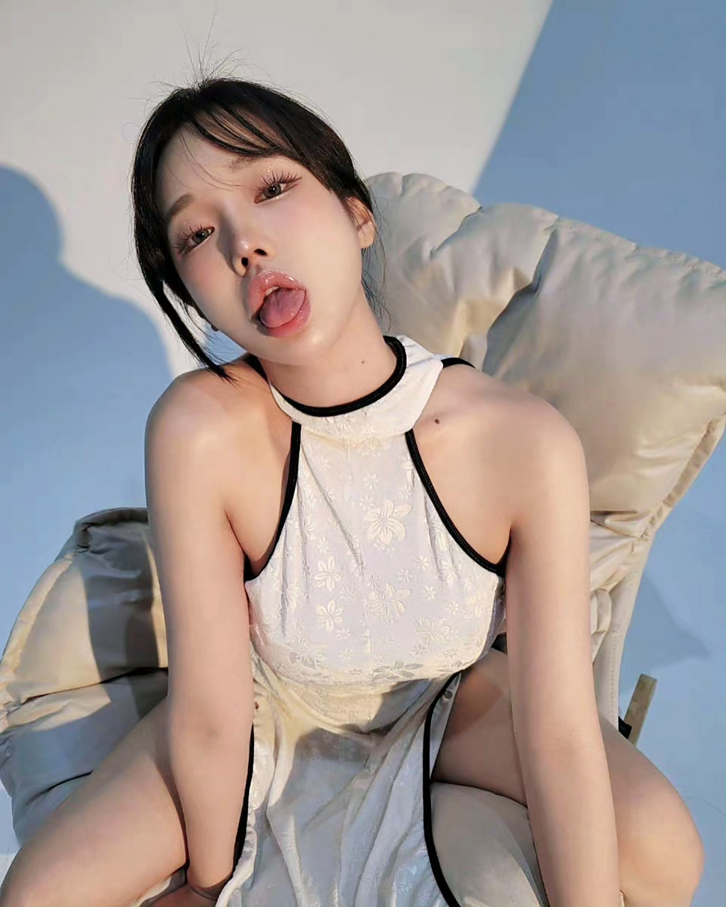 爱吐舌头的小姑娘[挤眼]#性感美女