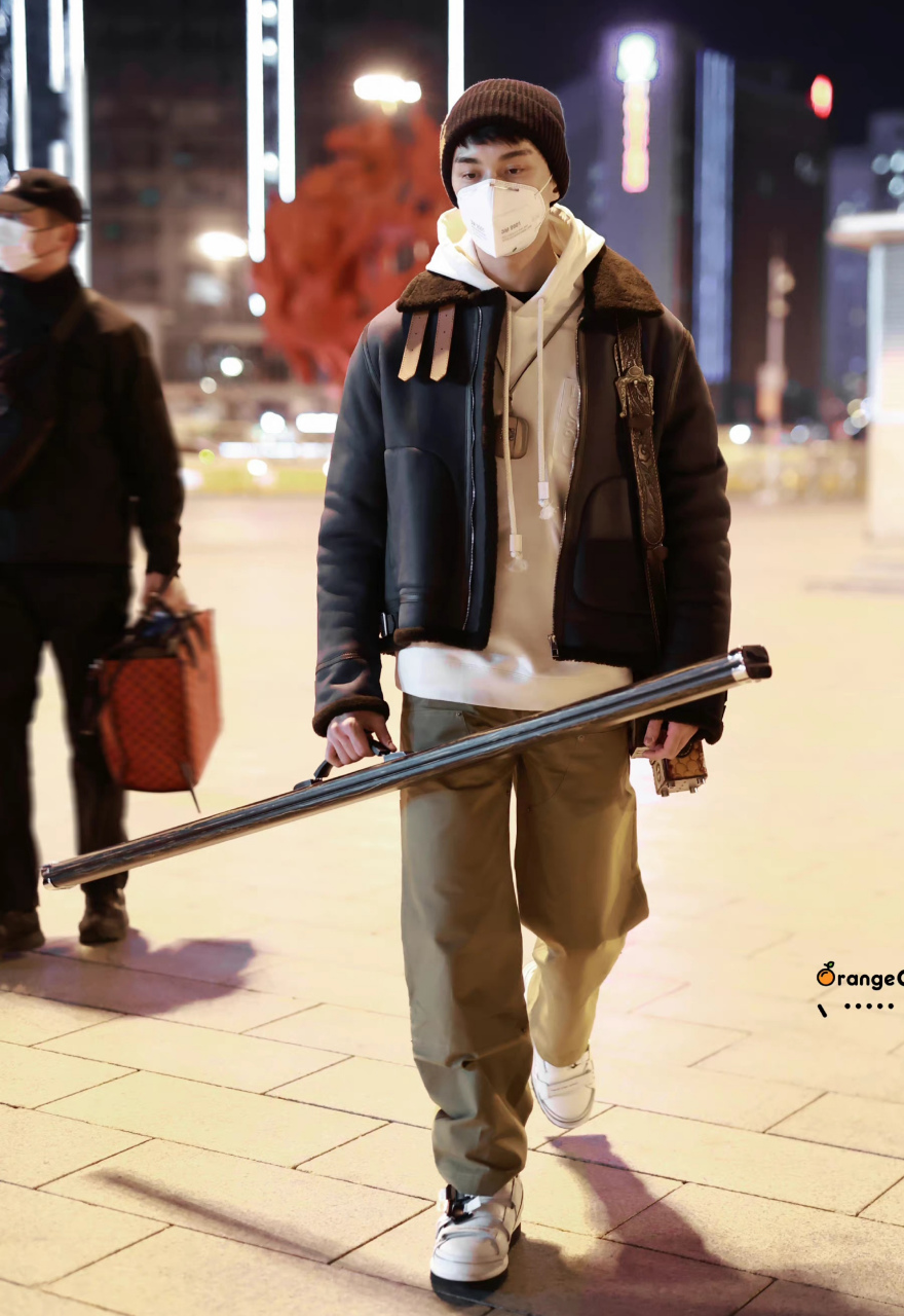 吴磊机场秀,暖冬男友出街穿搭,忍不住说一句"好帅"!