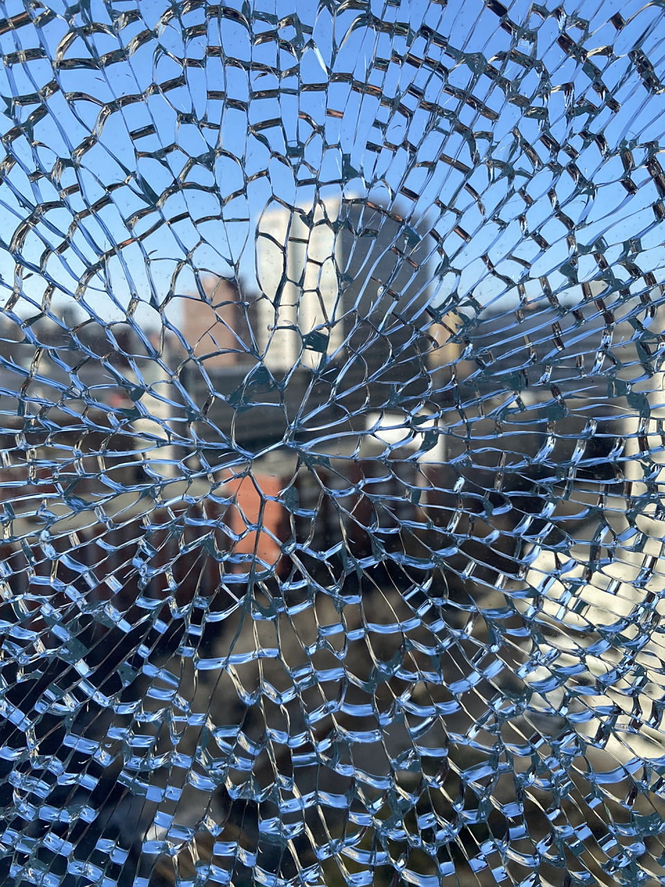 大年初三,玻璃自爆了[流泪] 去年安装的大窗户 安装时可费劲了,视野超