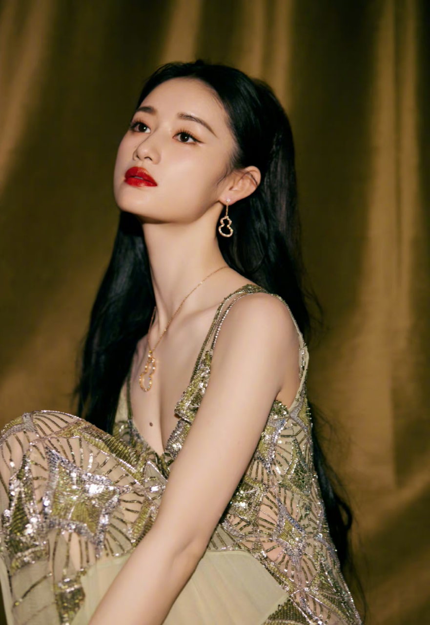 郭晓婷# 白皙细嫩的肩颈线,丰满傲人的事业线,纤瘦苗条的身材,性感