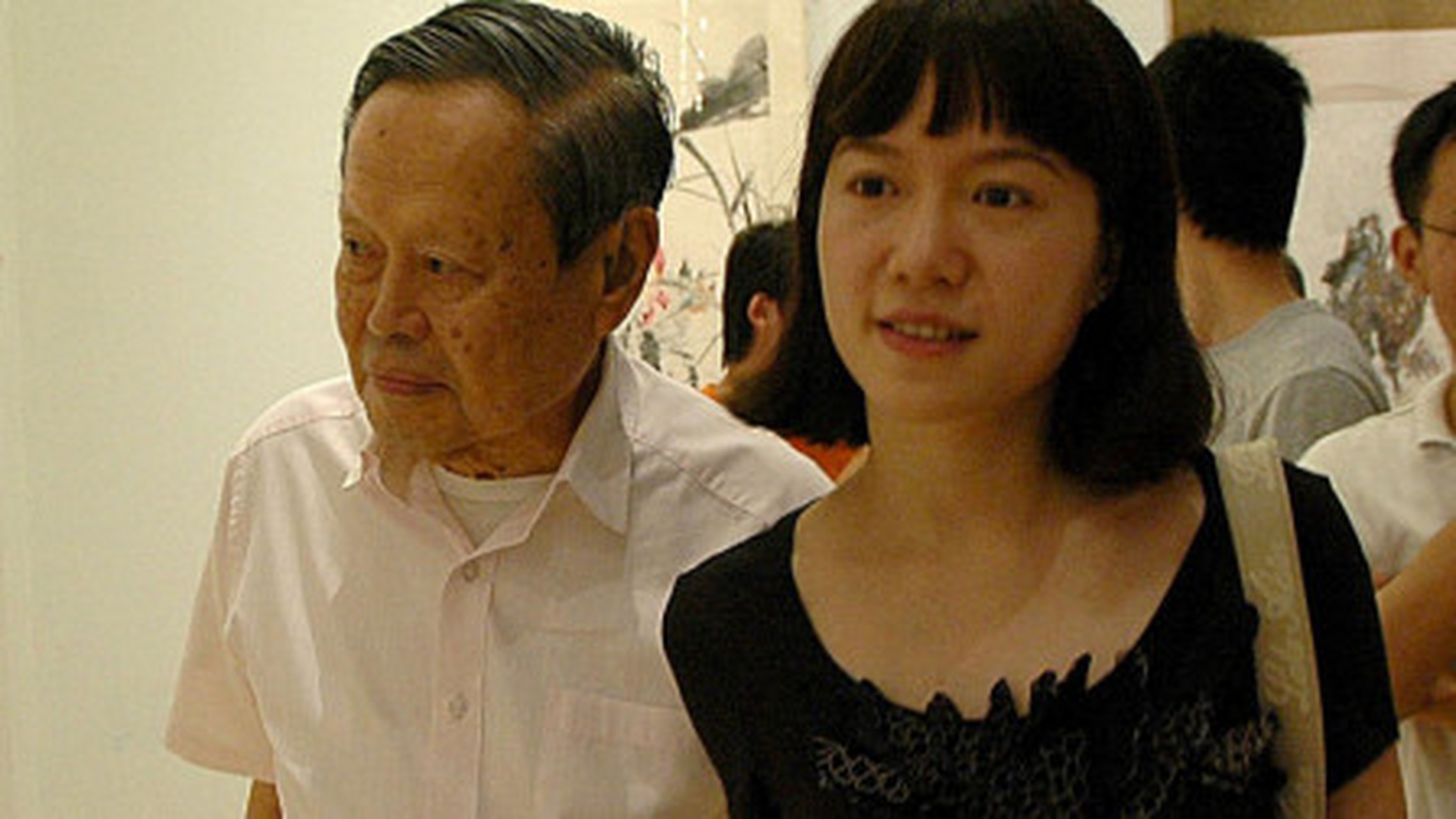 这是2004年,杨振宁和翁虹一家人一起的留影,照片中站在后排的人是翁虹