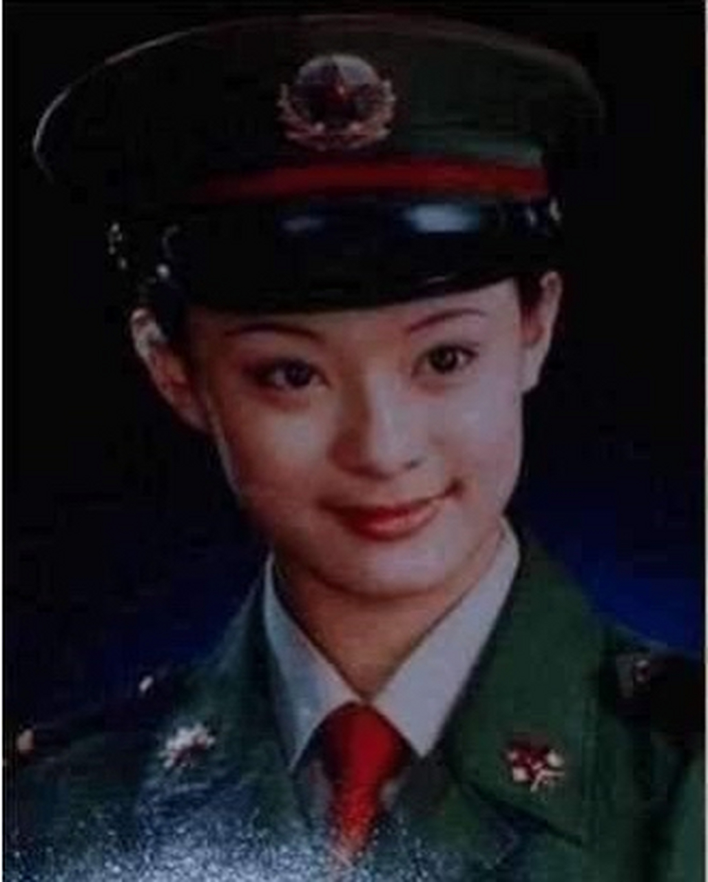 孙俪当兵时候的一张留影,照片中的孙俪只有15岁那个时候就当上海警备