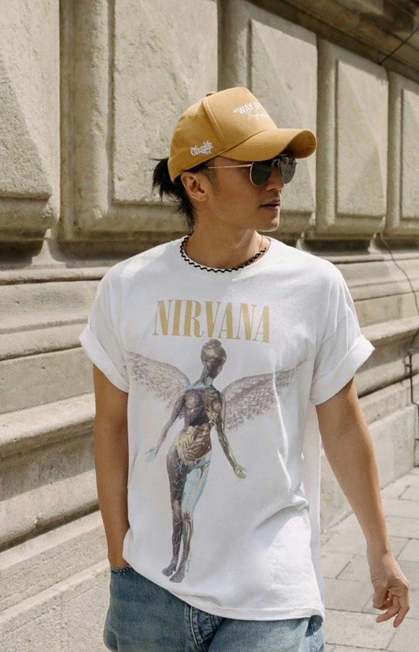 谢霆锋42岁了还那么潮,头发长度可以扎小辫子,脖子上戴的发箍当项链