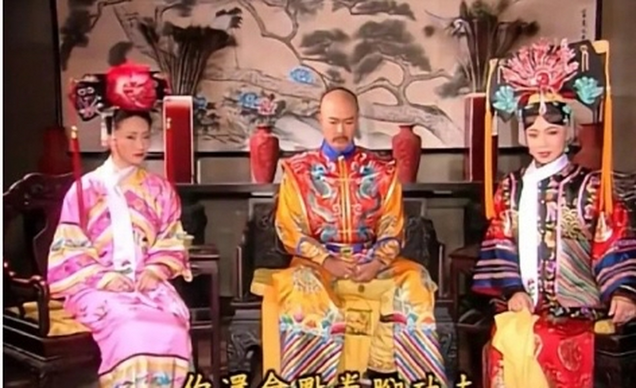 《还珠格格》里的令妃娘娘其实心机很重,每次小燕子闯祸,皇帝生气时