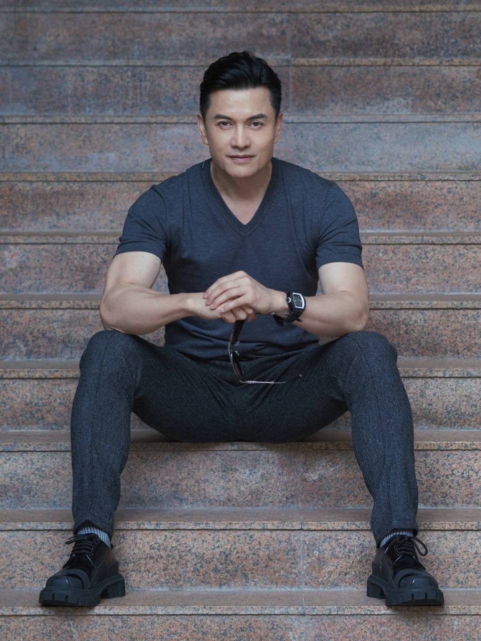 吕良伟,1955年12月22日生于越南,毕业于tvb学员训练班,中国香港影视男