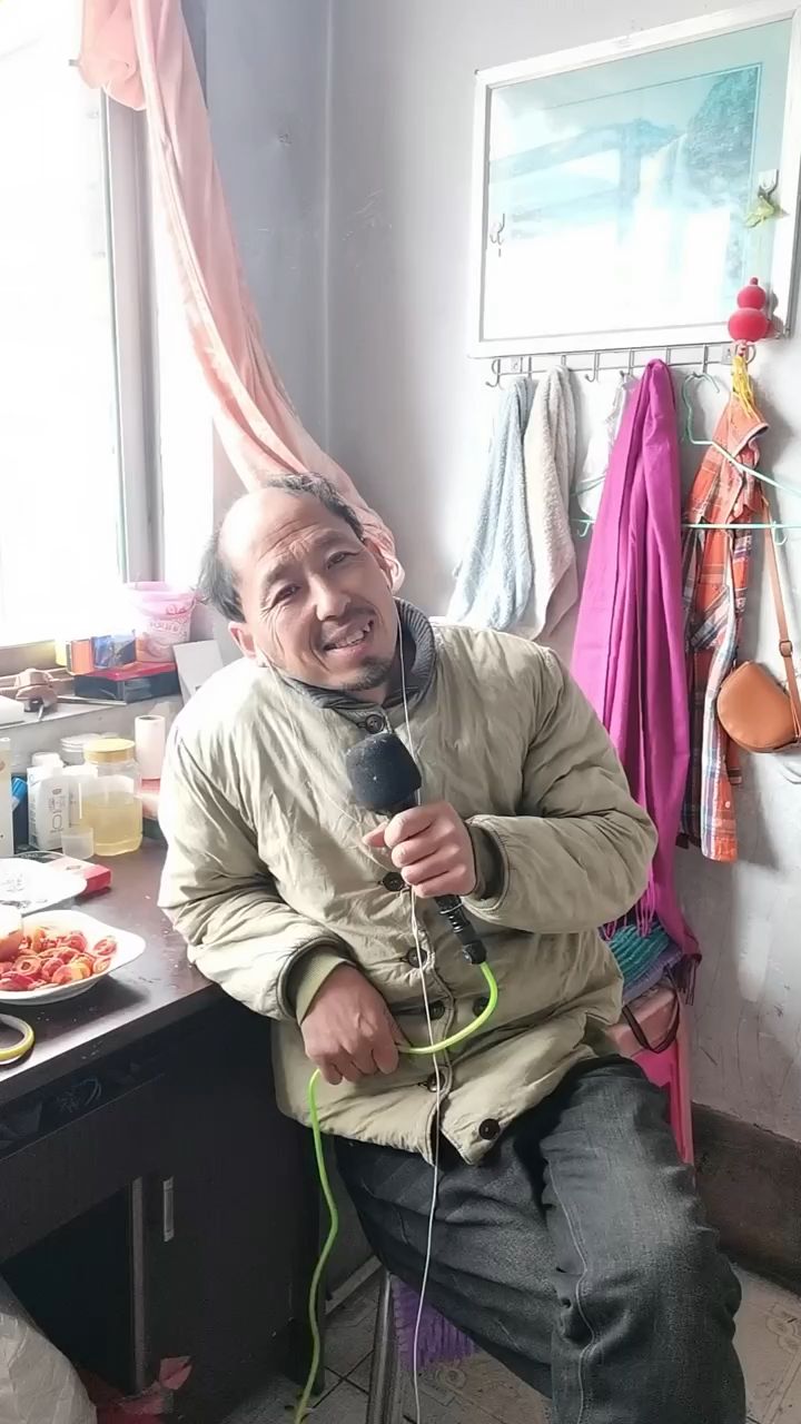 最火守山大叔演唱春晚歌曲《这世界那么多人》,这音色太好听了-度小视
