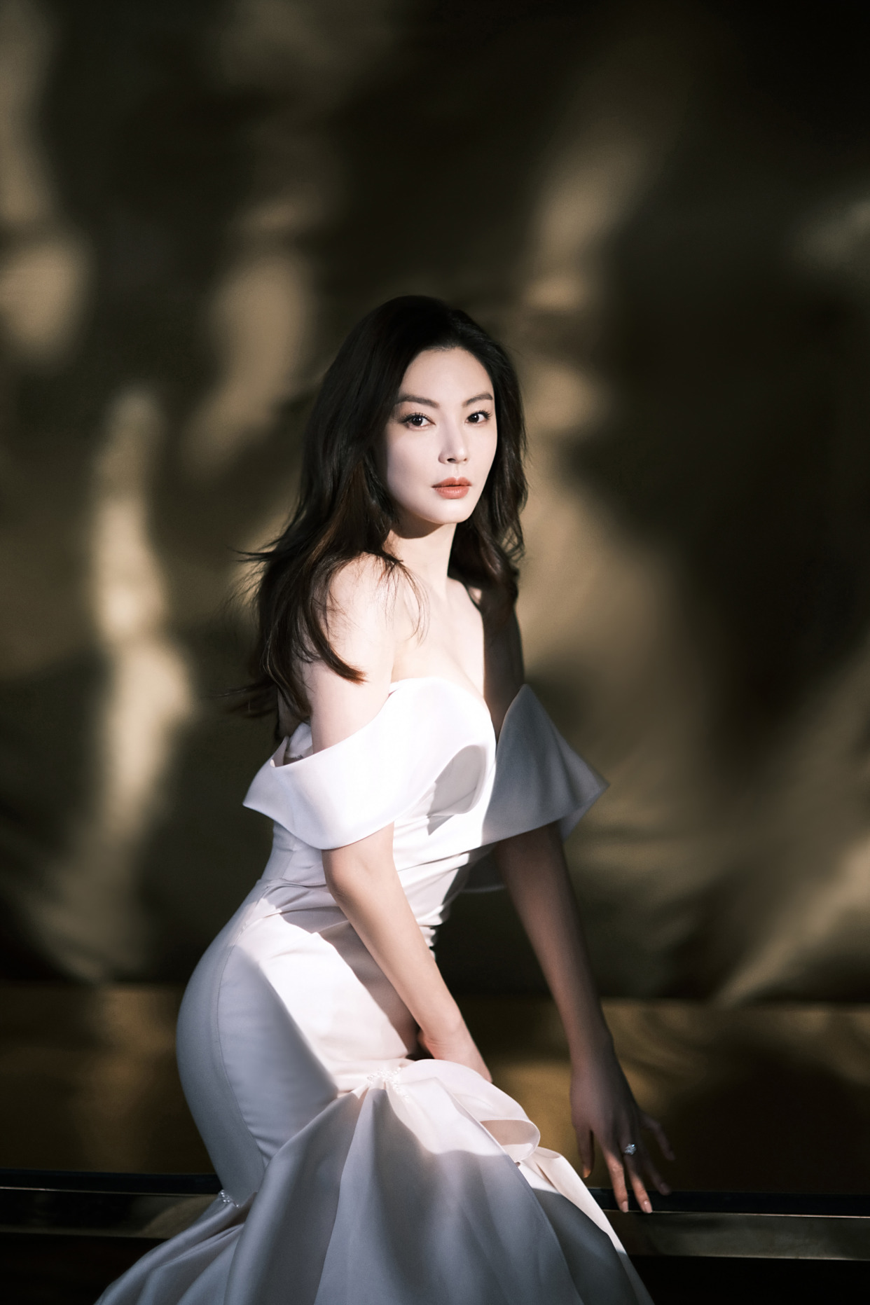 张雨绮多套礼服写真,气场强大,美到失语!