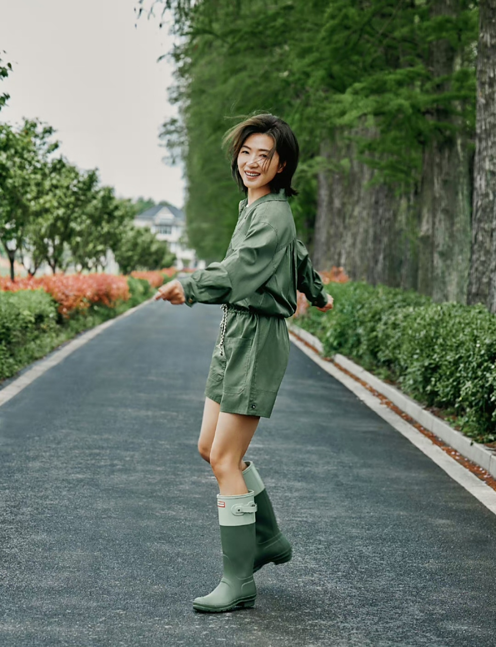 万茜去录制《向往的生活》,她特意穿了长筒靴子,就是为了干活方便.