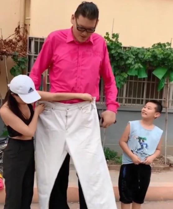 巨人张欢妻子对外吐槽,称老公太高生活不能自理,后悔与他结婚