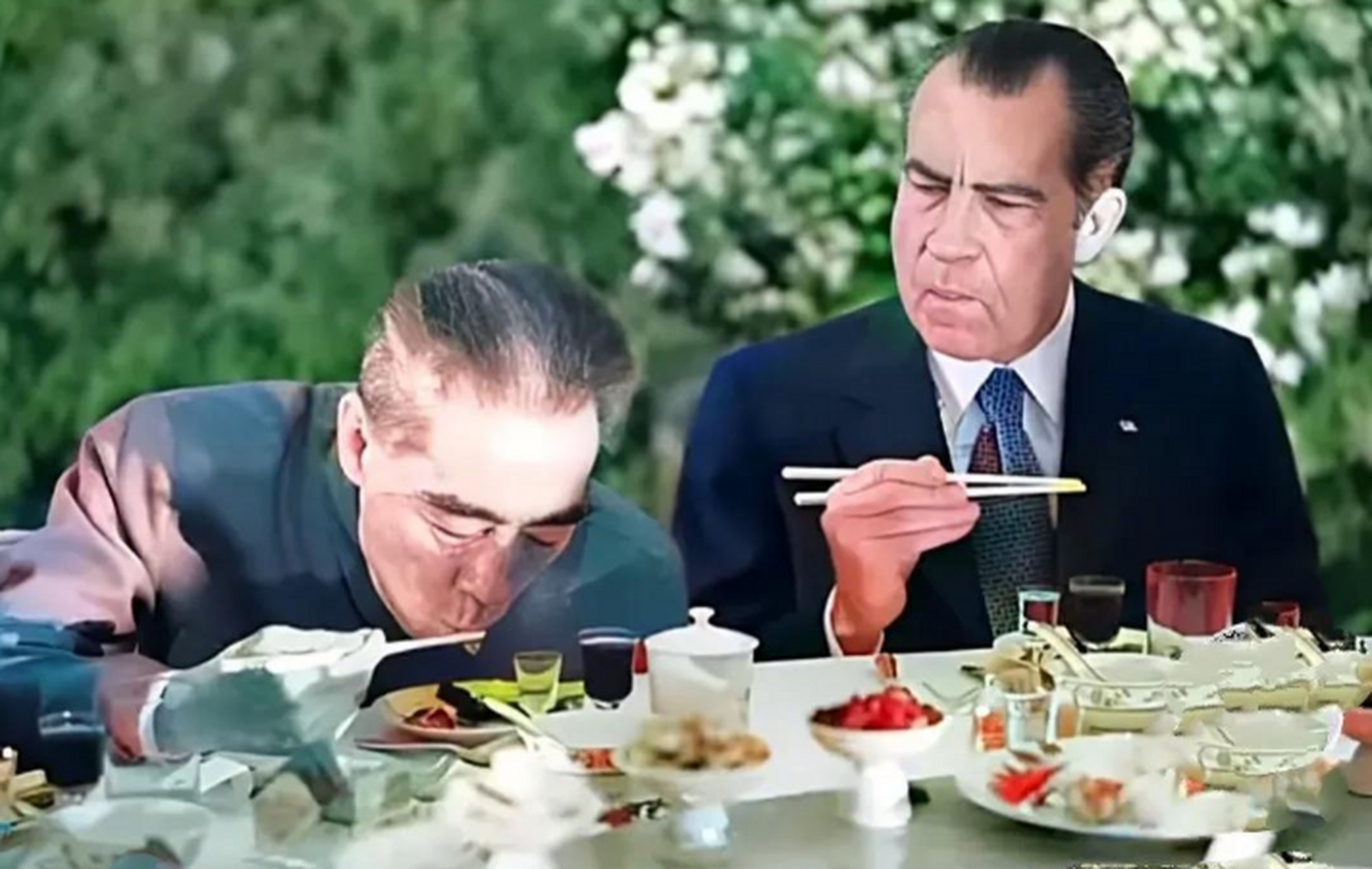 1972年2月21日,人民大会堂宴会厅周公和美国总统尼克松一起吃饭 一旁